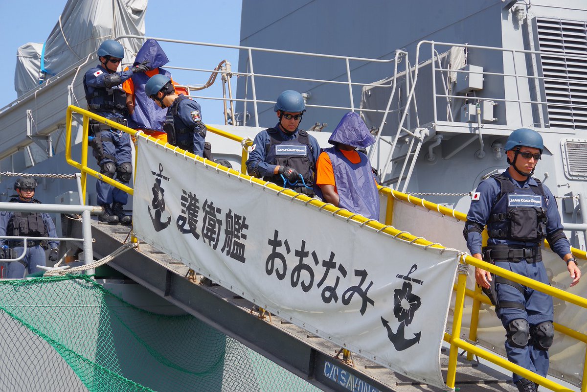 JMSDF_SDF_ENG's tweet photo. On 26 February, Deployment counter Piracy force to off Somalia and Gulf of Aden (DPSA) cooperated in a counter piracy escort exercise in port Djibouti which was conducted by the Japan Coast Guard (JCG).🇯🇵🇩🇯
#FOIP #DPSA #JCG #DCG #Onami https://t.co/2gKMcVeMpq