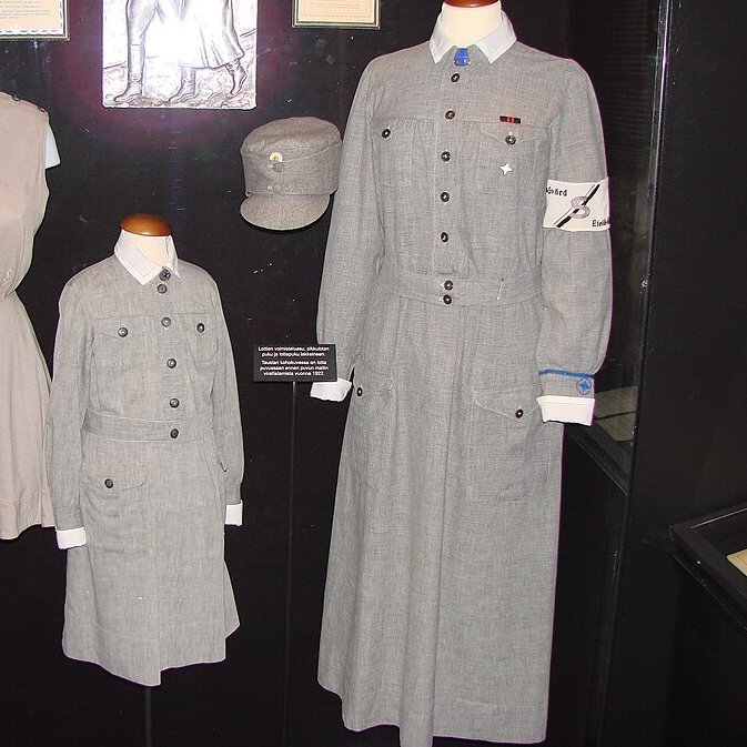 Cuando salieron los extras de la 11ª ronda, pensé que incluirían uno de Razgriz usando el uniforme de una lääkintälotta (voluntarias de la organización Lotta Svärd que asistieron a los soldados heridos durante la Guerra de Invierno).

〒▽〒