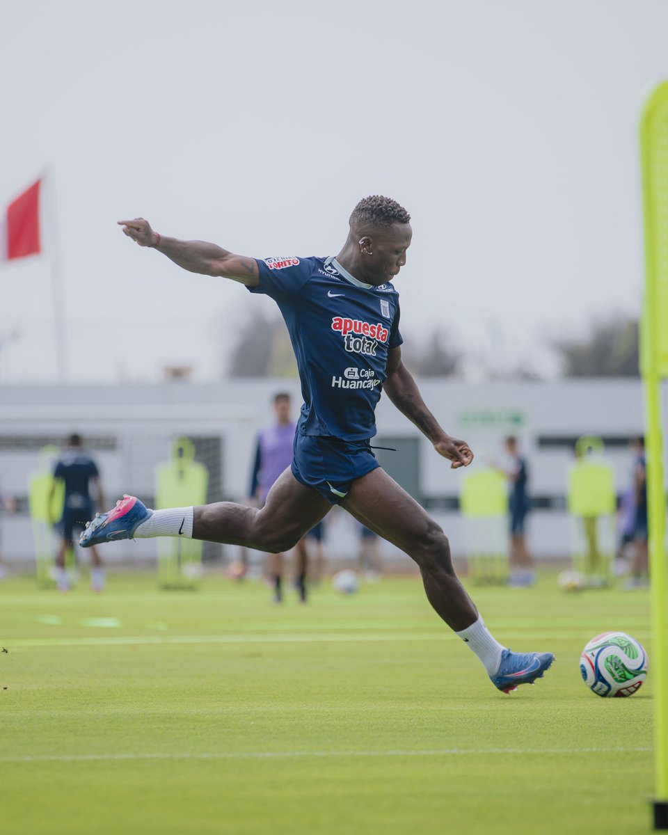 El trabajo 𝐧𝐨 𝐩𝐚𝐫𝐚. 💪🏾⚪️🔵

#125AñosDeEterni♾️
#SeamosEternos