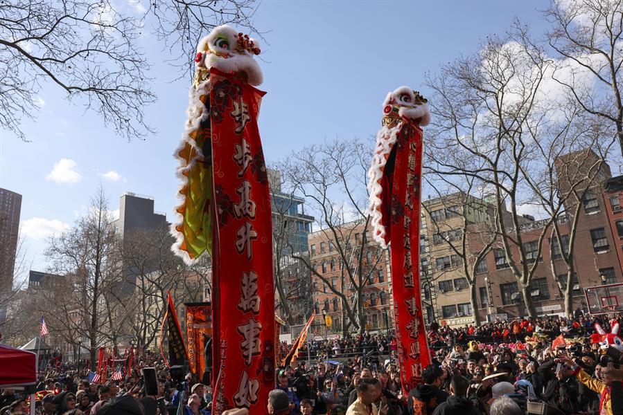 El estallido de petardos y el chisporroteo de bengalas de mano rompieron la rutina del icónico barrio de Chinatown, donde centenares de personas se congregaron para las celebraciones del Año Nuevo chino en Nueva York. #ImpactoLatino #NuevaYork #añonuevochino #chinatown