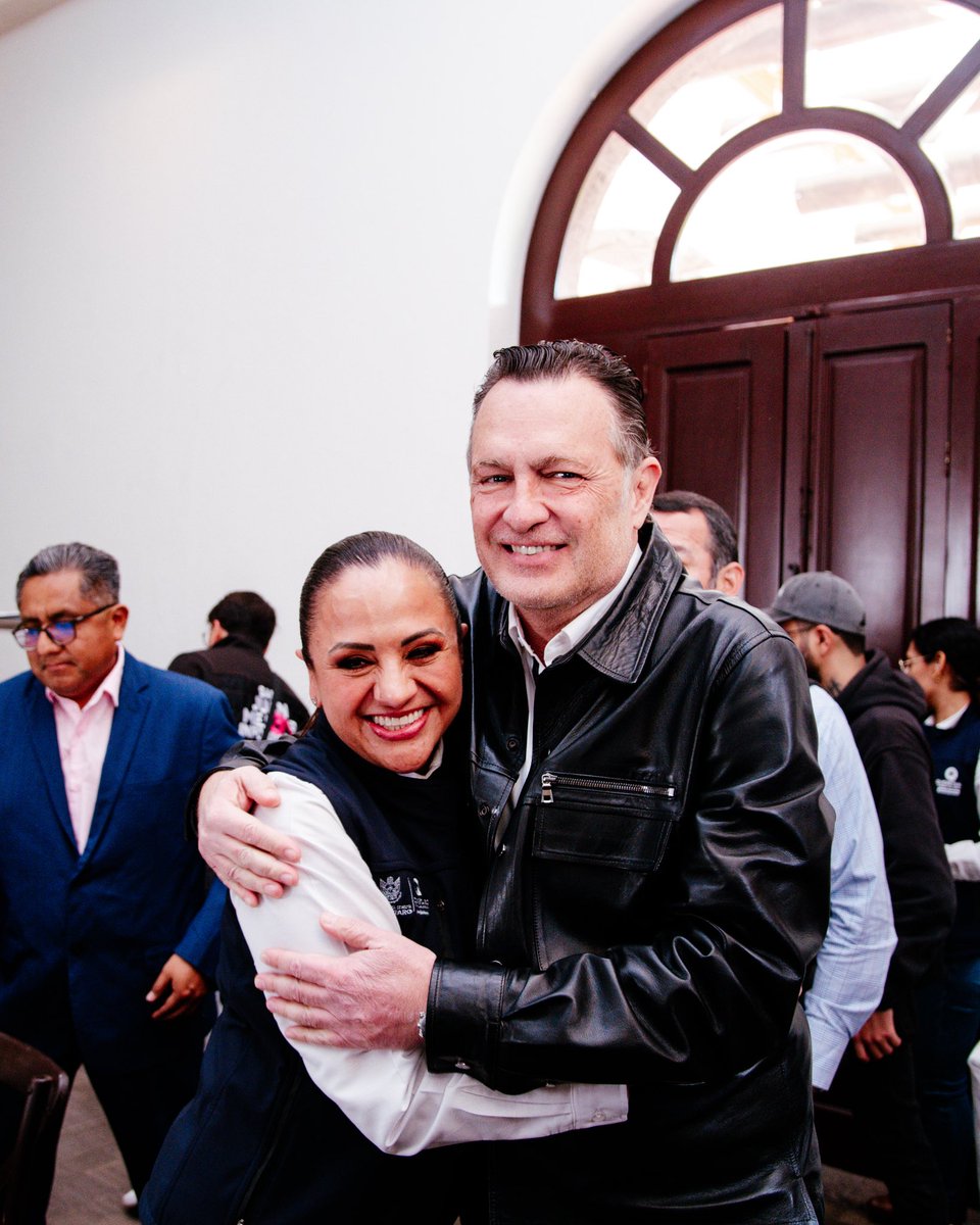 makugo's tweet photo. En #Querétaro creemos en la comunicación abierta y directa como vehículo de colaboración.

Reconozco el trabajo realizado por Alianza de Pastores de San Juan del Río en sus comunidades, y su contribución a la construcción de paz y confianza. Les reitero que mi gobierno cree en el diálogo y privilegia el trato directo, claro y de buena fe, para sumar en favor de nuestro estado.