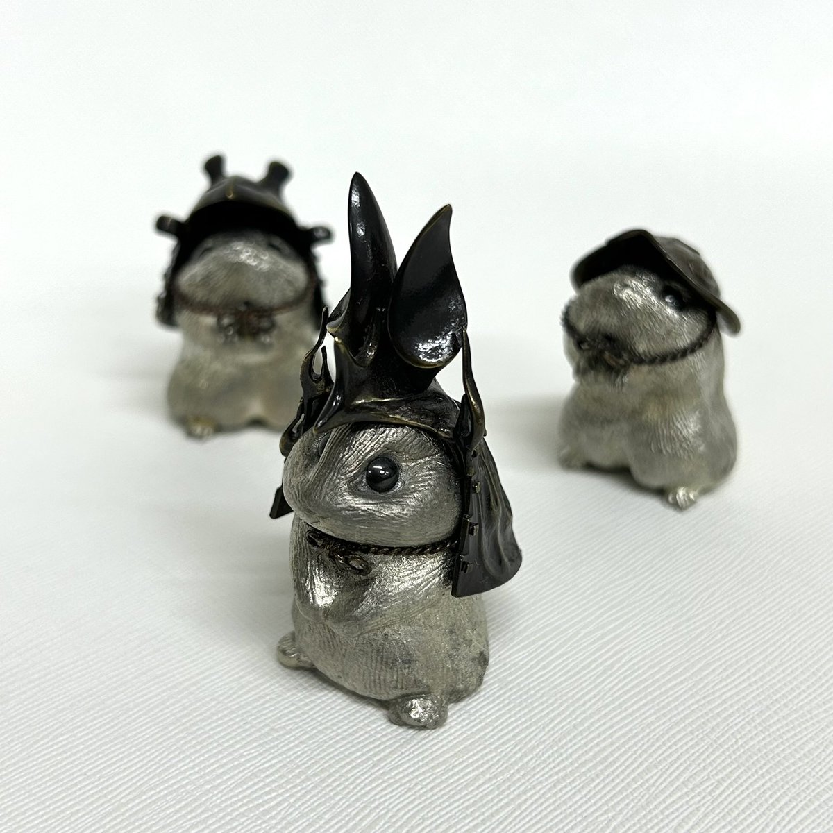 show_mon_art's tweet photo. 【Online Store🏷️】
金属造形アーティストの祝迫芳郎(Yoshiro Iwaisako)氏による兜を身に着けた小さな兎のアート作品。
気弱な兎が、慣れない兜を頭にのせて宿敵に立ち向かう！
何かに挑戦する人々の背中を押すメッセージが込められた人気作品🐇

祝迫芳郎
「脱兎の陣(兜)」

https://t.co/7CRW27SUqn https://t.co/rGTD26yre2