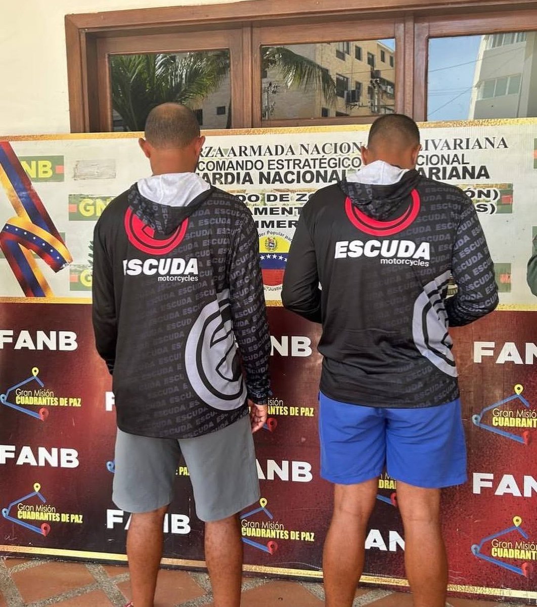 #AHORA Reportan que tres personas fueron detenidas por contaminar Los Juanes con espumas prohibidas durante el Carnaval 2026.

Autoridades retuvieron una embarcación y decomisaron 21 aerosoles en el Parque Nacional Morrocoy. Dos responsables del yate quedaron a la orden del