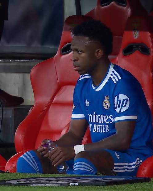 nada justifica o racismo mas para mim é curioso q o real madrid tem 10 outros jogadores com a mesma cor q o vini mas é sempre o vini q é o “vitima de racismo” 
n é porque os jogadores que dizem coisas a vini são racistas, é porque o vini é um palhaço que quer estar sempre no foco