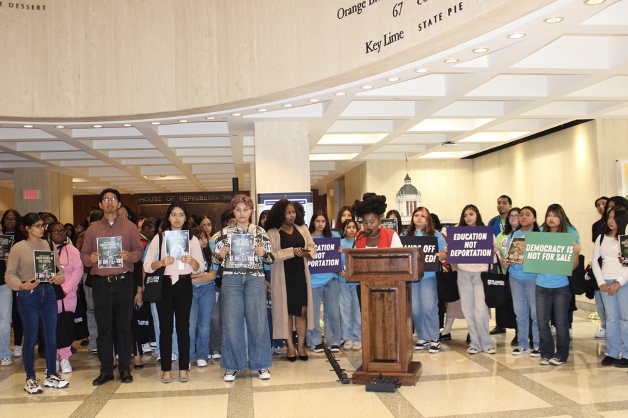 Cientos de jóvenes protestaron este martes en la capital de Florida para exigir una ley que prohíba a agentes migratorios usar máscaras y contra nuevas propuestas de este periodo legislativo. #ImpactoLatino #inmigrantes #Florida #agentesmigratorios #marcaras