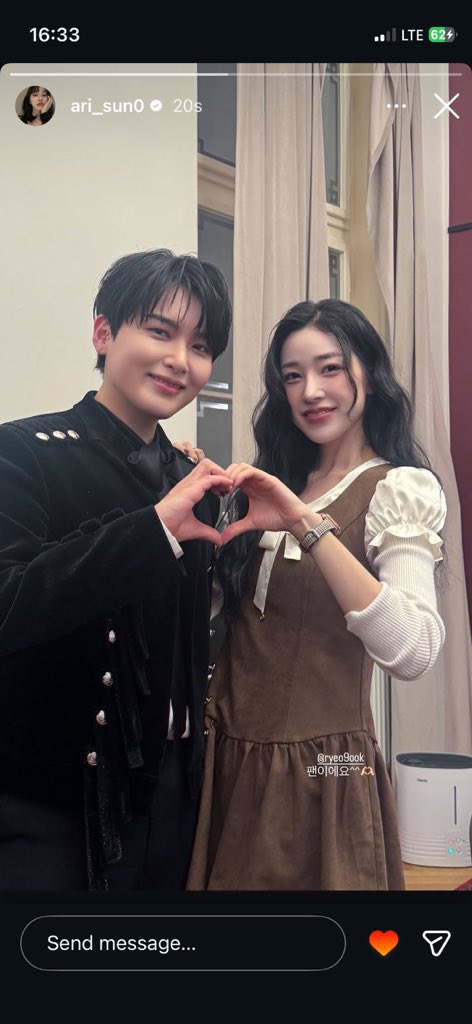 “팬이에요^^” 
“I’m a fan ^^”

The way Ari called herself a fan made me melt, you are two are adorable for me! 🥹🥹 Thank you for always enjoy your time together, I love you both! 💙💙