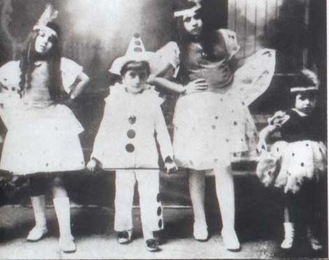 Carnaval de 1921, Eva Duarte y sus hermanos.
