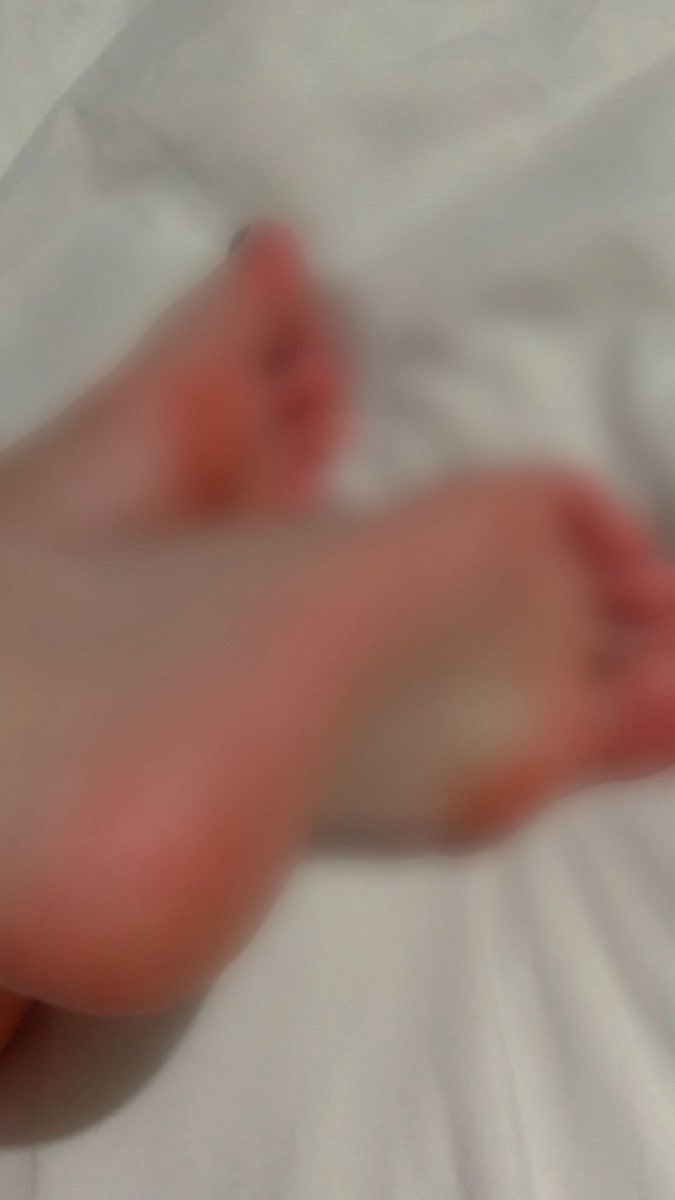 Debbsinha's tweet photo. Boa noite findom, meu macho passou o dia lambendo meus pés, algum otario afim de ver ? https://t.co/JG4SLPyc5J