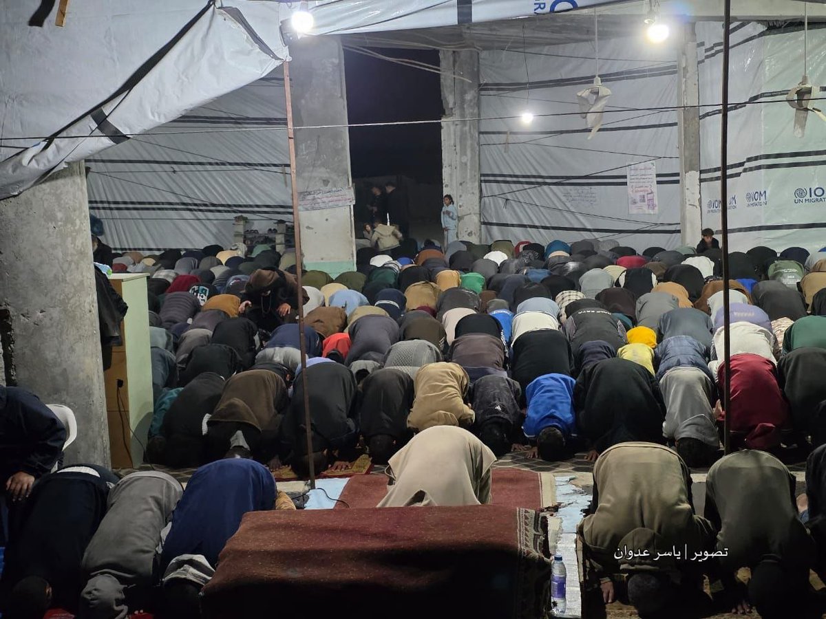 numanmazlan's tweet photo. Rakyat Palestin menunaikan solat Tarawih di dalam khemah yang didirikan menggantikan Masjid al-Albani, yang dimusnahkan akibat pengeboman Israel di barat Khan Younis, selatan Semenanjung Gaza.

*Ramadan di Palestin bermula hari ini, Rabu 18 Februari 2026. https://t.co/usSCnepJDW