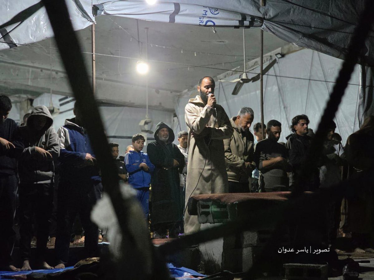 numanmazlan's tweet photo. Rakyat Palestin menunaikan solat Tarawih di dalam khemah yang didirikan menggantikan Masjid al-Albani, yang dimusnahkan akibat pengeboman Israel di barat Khan Younis, selatan Semenanjung Gaza.

*Ramadan di Palestin bermula hari ini, Rabu 18 Februari 2026. https://t.co/usSCnepJDW