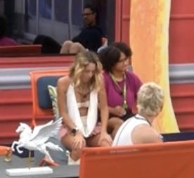 QGdoPOP's tweet image. Ana Paula sobre um possível favoritismo do Jonas pelo publico devido eliminação de Marcelo: 

“Não recalculo minha rota, nem fud3ndo”. #BBB26