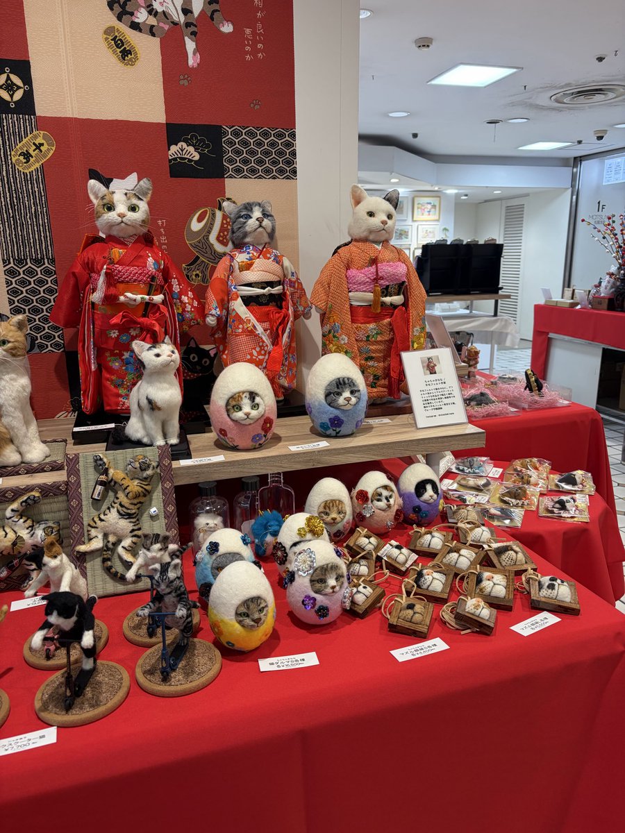 chachakinana's tweet photo. 【幸せをはこぶ猫と仲間たち作家展】
《場所》松屋浅草1階　スペース・オブ・アサクサ
《会期》2026年2/18(水)〜2/23(月)
《営業時間》午前10時〜午後7時
猫ダルマやマズル額縁など色々販売予定です。
《ちゃちゃき在廊日》予定
2/18、20、22、23(16:00〜)
#羊毛フェルト #三毛猫 https://t.co/0l7kthc2zX