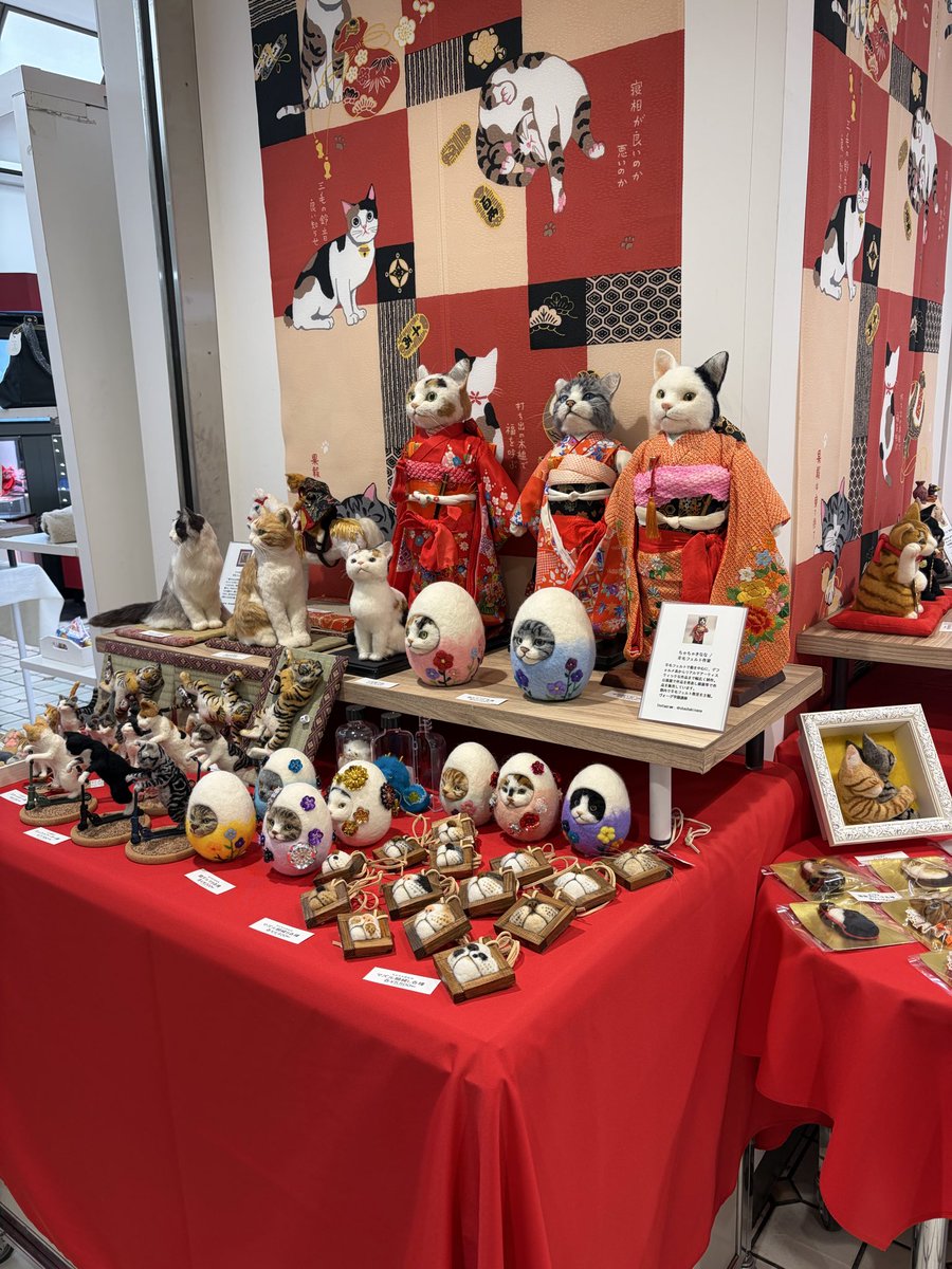 chachakinana's tweet photo. 【幸せをはこぶ猫と仲間たち作家展】
《場所》松屋浅草1階　スペース・オブ・アサクサ
《会期》2026年2/18(水)〜2/23(月)
《営業時間》午前10時〜午後7時
猫ダルマやマズル額縁など色々販売予定です。
《ちゃちゃき在廊日》予定
2/18、20、22、23(16:00〜)
#羊毛フェルト #三毛猫 https://t.co/0l7kthc2zX