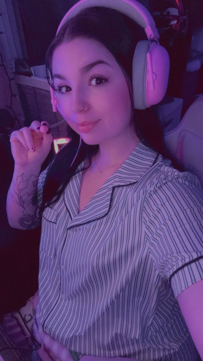 Soso1215gaming's tweet photo. Always a PJ Party around here! 👕 
We are Live 🩵

https://t.co/n6Hhm3q0Ve

#twitch #twitchstreamer #gamer #gamergirl #apex #apexlegends #caustic #causticmain #streamer #ps5 https://t.co/PAfleVlSqG