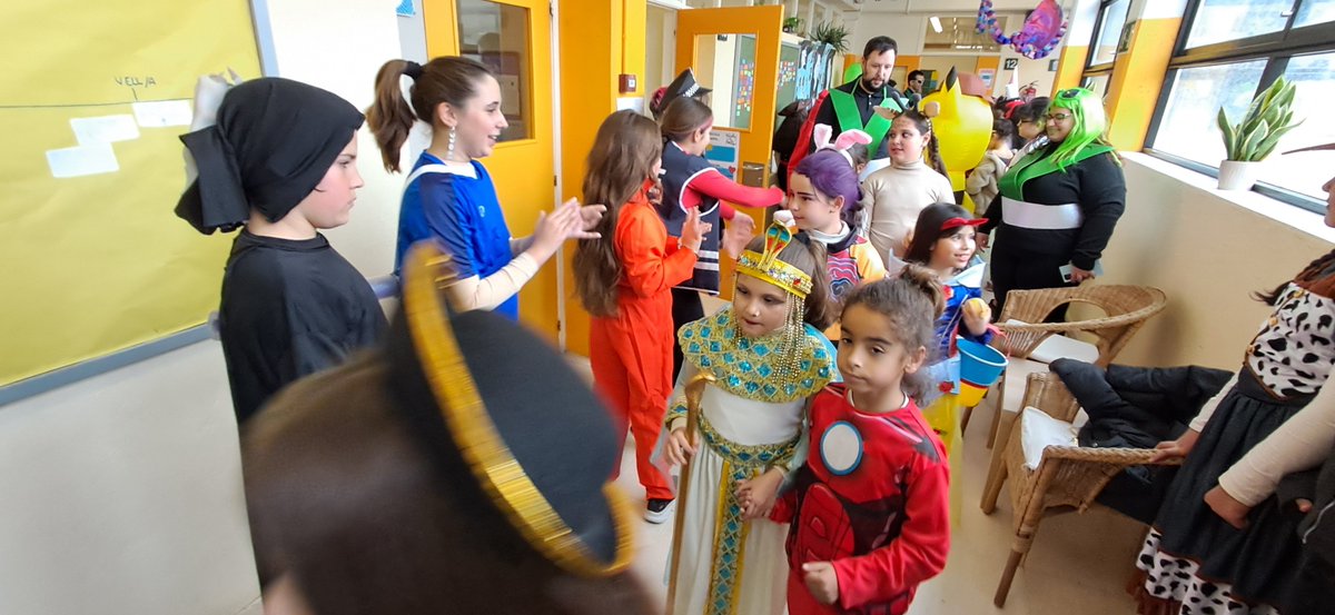 escolaelshorts's tweet photo. Divendres vam celebrar la tradicional Rua de #Carnaval , tot i la pluja. Això sí, per dins de l'escola.
#festa
#cultura
#tradicio
#gresca https://t.co/8z6gFHPW5J