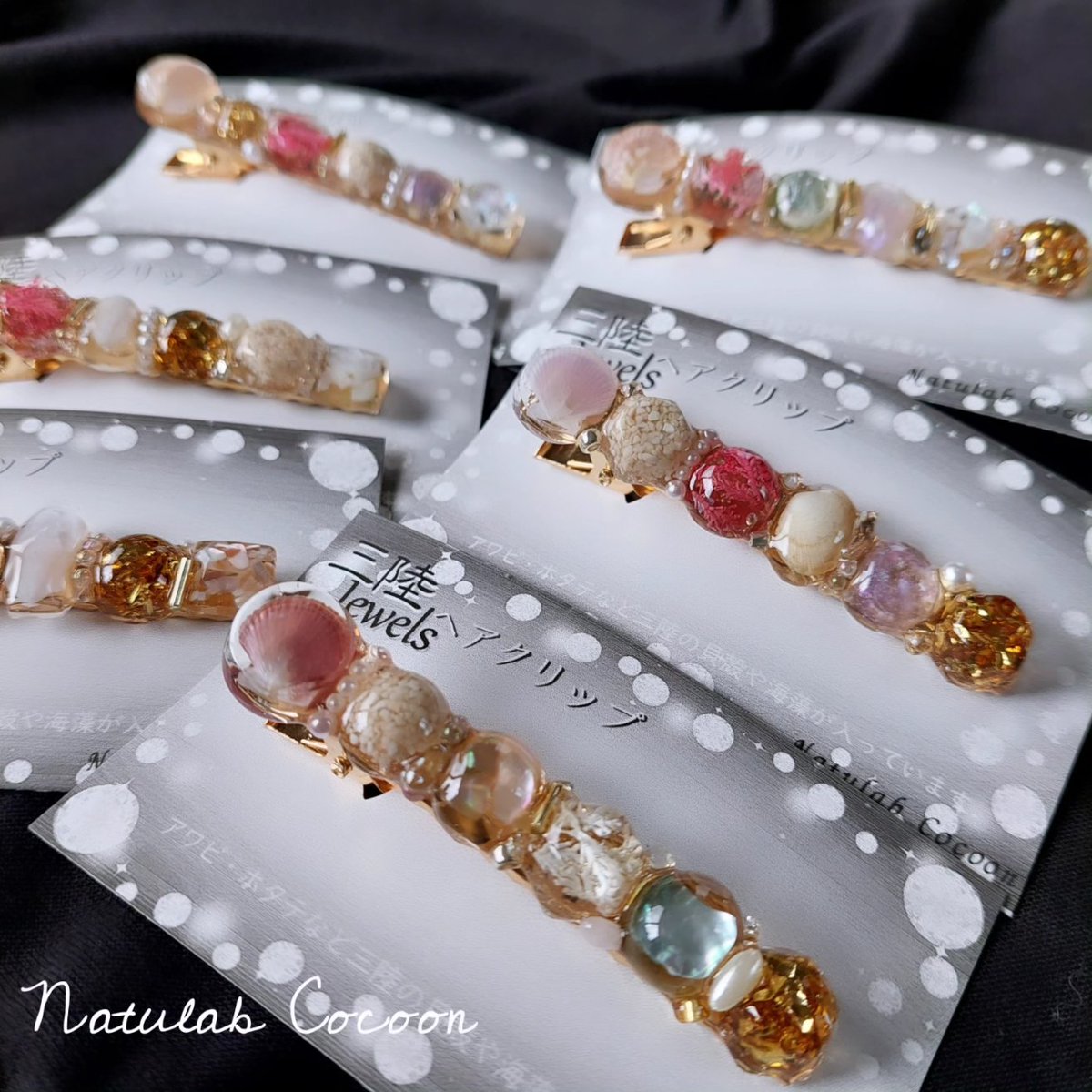 NatulabC's tweet photo. 恋し浜ホタテやアワビ、海藻など三陸の海のものが色々詰まったヘアクリップ。
初代のタイプより少し長くなりました～✨️　

うちの子供も勉強に集中する時、前髪をこれで留めています。中２男子🤣

#三陸の恵みアクセサリー
#貝殻アクセサリー
#アップサイクル 
#廃棄されるものをアクセサリーに https://t.co/qCWx2SPeq3