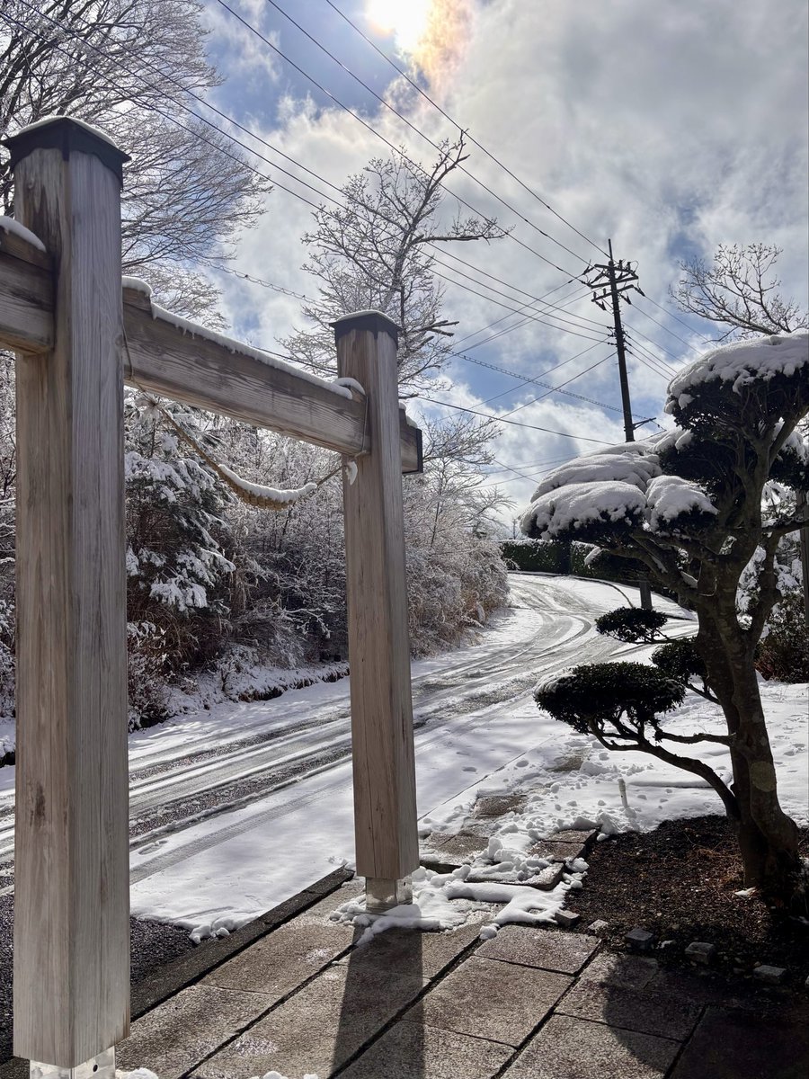 現在の様子です。
まだ雪⛄️が残っています。
御参拝の御方は気をつけて御来山くださいませ。

#紅冨台寺