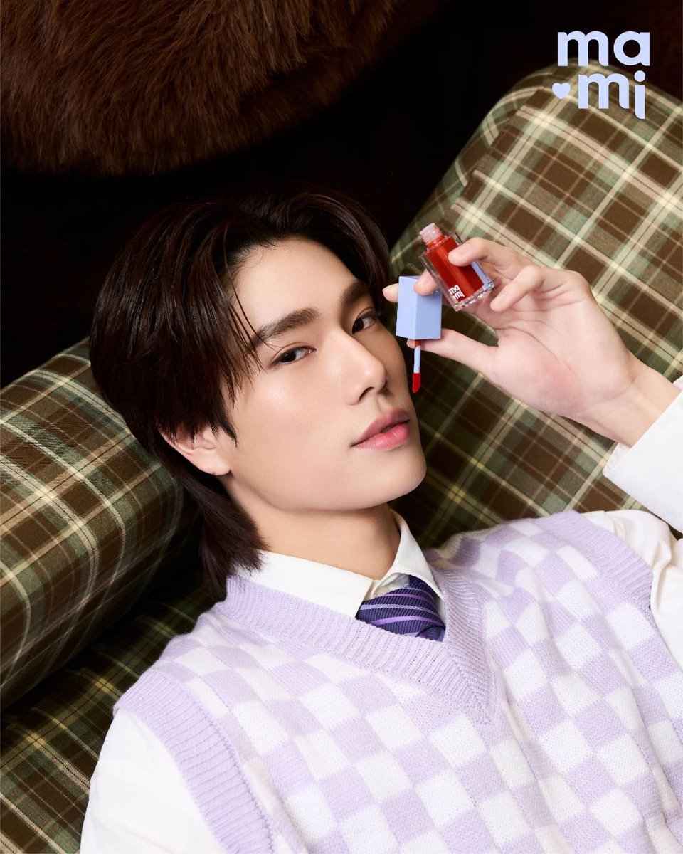 ALLNewsEXPRESS1's tweet image. สะเทือนวงการบิวตี้ “ภูวินทร์” #phuwintang ปล่อยพลังเฟรช ร่วมแชร์ทริคดูแลตัวเองสไตล์คนรุ่นใหม่

#MamiBrand #MamiCosmetics #MamiFeelGoodMoment 

เติมความสดใสในทุกวันด้วยริมฝีปากที่เนียนนุ่มและชุ่มชื้น จากทริคของ ‘ภูวินทร์ ตั้งศักดิ์ยืน’ ที่เทให้ใจ ‘The Berry Academy Berry Club Lip