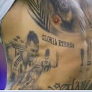 YamalLam1ne's tweet photo. That’s the tattoo Otamendi showed of Messi kissing the World Cup https://t.co/F2B1gAkiKJ