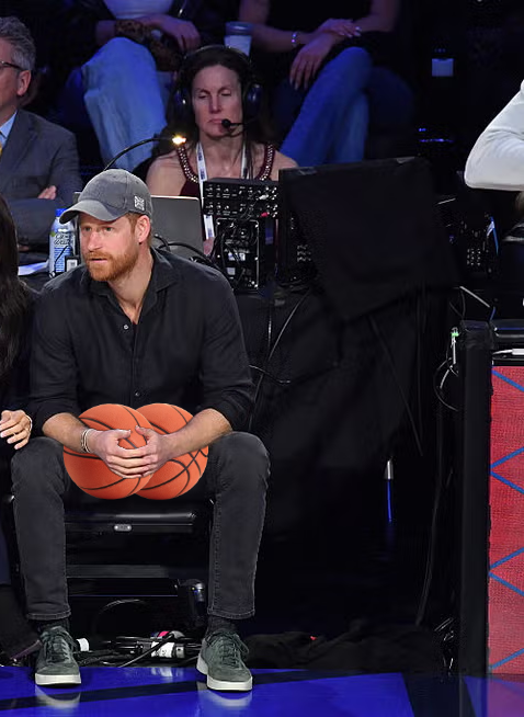 Breaking! Prince Harry spotted with a pair of balls for the first time in 8 years! 🏀🤴🏀