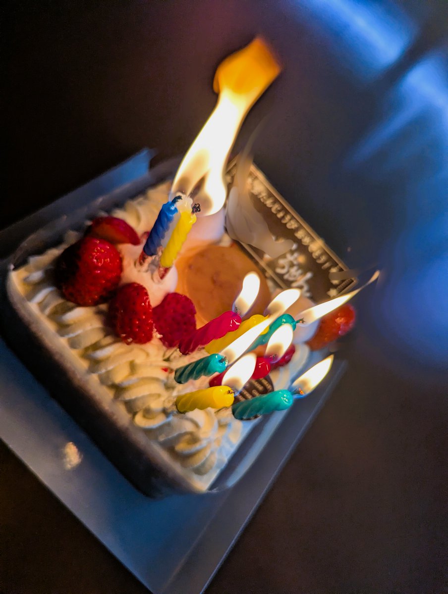 おハイブリッド(∩´∀｀)∩

このまえ社長のお誕生日でした🎂
サプライズでケーキ用意したけど、キャンドル刺しすぎて火柱🔥🤣
社長おめでとうございます🎉🎉🎉

担当：🐰

#企業公式が朝の挨拶を言い合う
#企業公式相互フォロー祭り