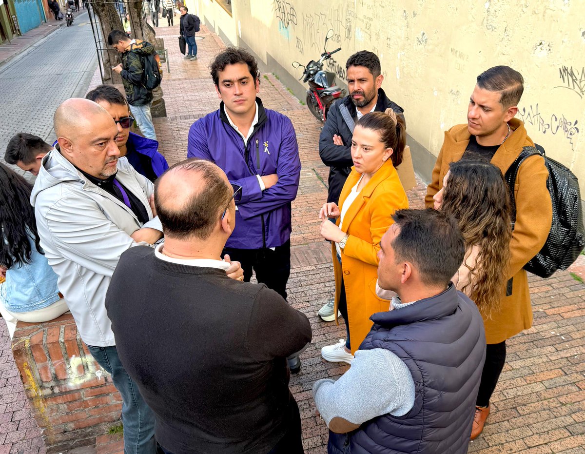 Patrimoniobta's tweet photo. 1/2 Desde el #IDPC lamentamos el accidente ocurrido hoy en el Centro Histórico - @Alcandelaria_, donde un vehículo impactó un inmueble de interés cultural.

La prioridad es garantizar la seguridad de las personas que habitan el lugar y su entorno. https://t.co/7hQLjuPTea