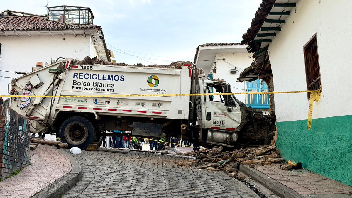Patrimoniobta's tweet photo. 1/2 Desde el #IDPC lamentamos el accidente ocurrido hoy en el Centro Histórico - @Alcandelaria_, donde un vehículo impactó un inmueble de interés cultural.

La prioridad es garantizar la seguridad de las personas que habitan el lugar y su entorno. https://t.co/7hQLjuPTea