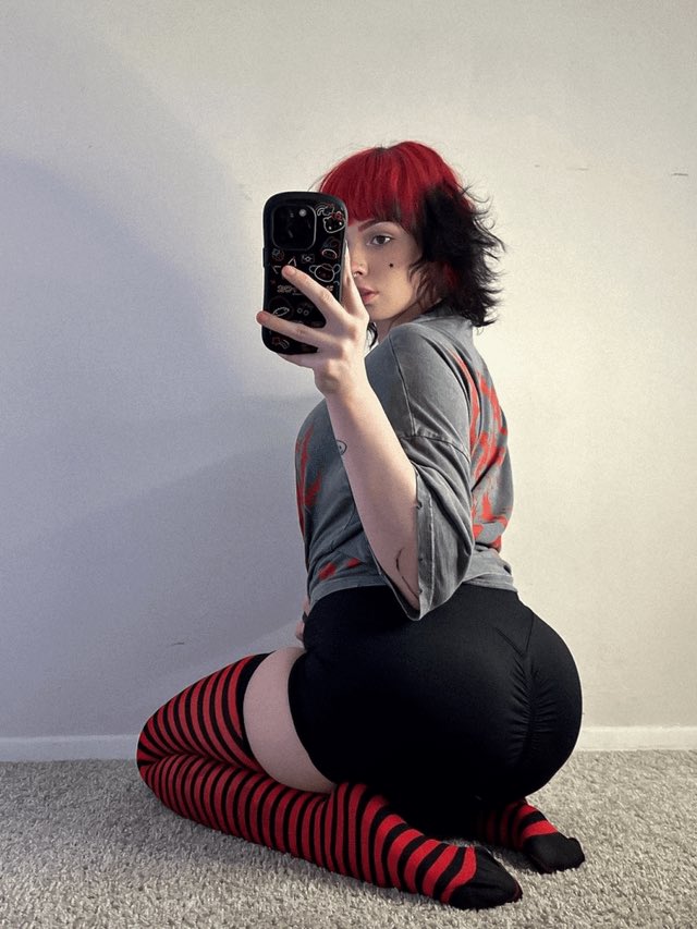 dysonairbattles's tweet photo. I'm going out to the balcony to smoke PLEASE can ye just stay out of my dms with socks for like 5 minutes i really dont want to have to pump out there, what if someone sees me 😵‍💫😵‍💫 #wankchat #socks #sockfetish #goon #loser #fabricsexual #beta #gooner #public #feargasm #wankbattle https://t.co/41lRfjIBz4