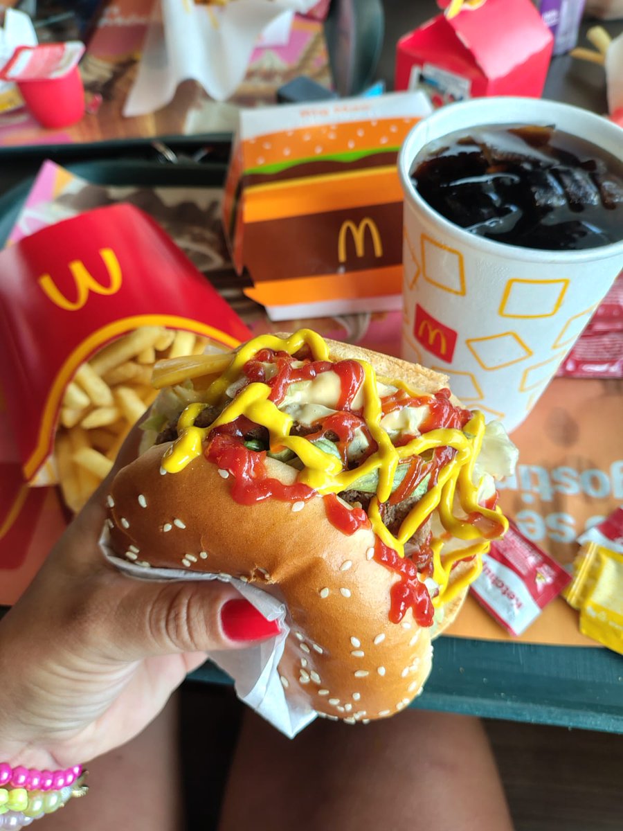 Bizeeh_Gui's tweet photo. De Lei 😋🍔🍟💛🤌 https://t.co/PHWQAXLb8b