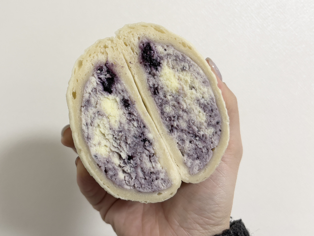joahcafe's tweet photo. 韓国人の友人もおすすめチョンドゥクパン🥐
もっちもっち生地、千切るとびよ〜んって伸びる😆
クリームたっぷりで満足感えぐい👍
チョコブラウニー、ピスタチオドバイなど種類も豊富💗
🐯はブルーベリーヨーグルト推し🫰
この顔が愛おしすぎる…もっちもち食感、これは沼‼️

🏠Tong Tong望遠店
📍ソウル麻浦区望遠洞 400-2