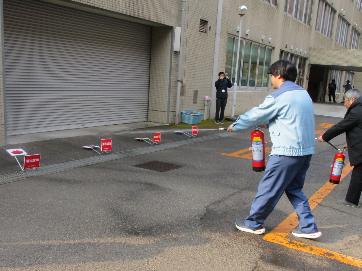 jwa_ikesou50's tweet photo. ２月１６日、池田消防署のご協力のもと、庁舎消防訓練を行いました。
火事や救助に対応できるよう、消化器やAEDの使い方を学びました。 https://t.co/wRqMAIqVGc