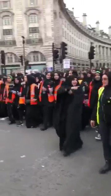 “İngiltere'deki Müslümanlar, Ramazan ayında gündüz saatlerinde insanların halka açık yerlerde yemek yemesinin YASAKLANMASINI istiyor.

Onlar, insanların yemek yediğini görmenin onların da günaha daha çok meyilli olmasını sağladığını ve İslam’a saygı gösterilmesi gerektiğini