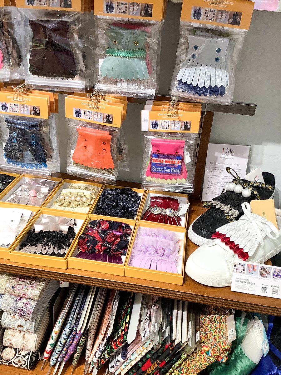 Lido POP UP STORE <a href="/smith_urawa/">スミス 浦和パルコ</a> 】スニーカーやストラップシューズ、サンダルにも装着可能のシューアクセサリー、カスタムタッセル。1点物で複数ご購入される方も多い人気の商品です😏✨毎日、服やアクセサリーを替えるように使っていただけます！

■～3/8(日)
■Smith 浦和パルコ(浦和パルコ 2F)