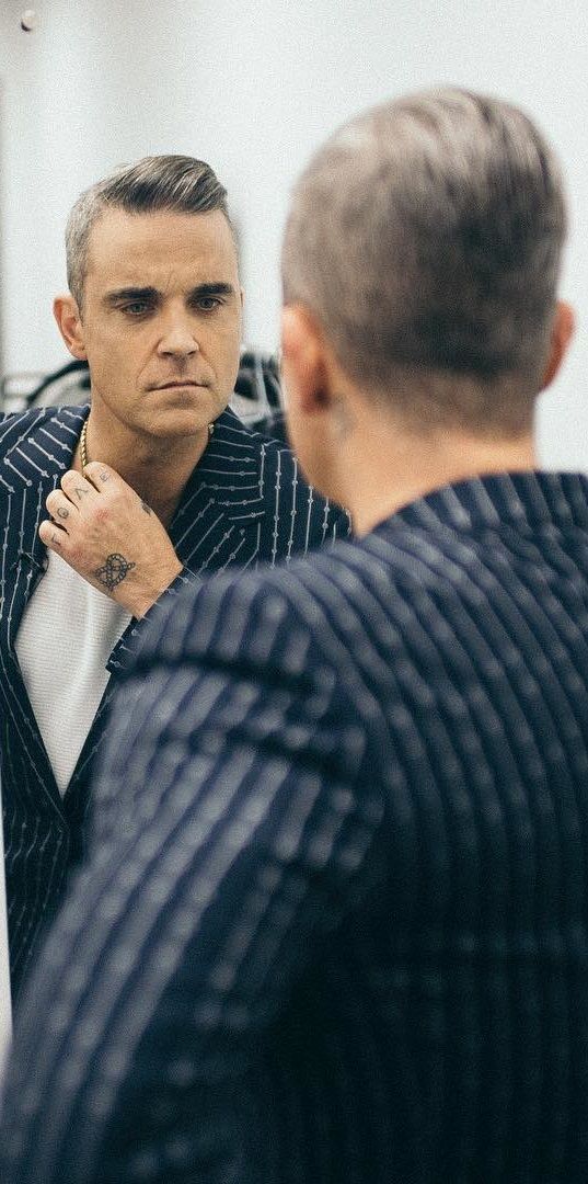 hourly Robbie Williams tweet media