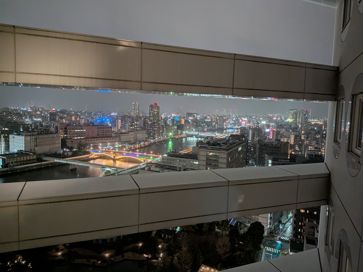 even3211's tweet photo. I'm flying back home this evening. I really don't want to leave. While both Osaka and Tokyo are hectic cities, I think they are incredibly beautiful. Here's some pictures from Akihabara, Shinjuku and hotel room view during the evening.

 I will definitely come back 😎 https://t.co/XhQ5fyDba6