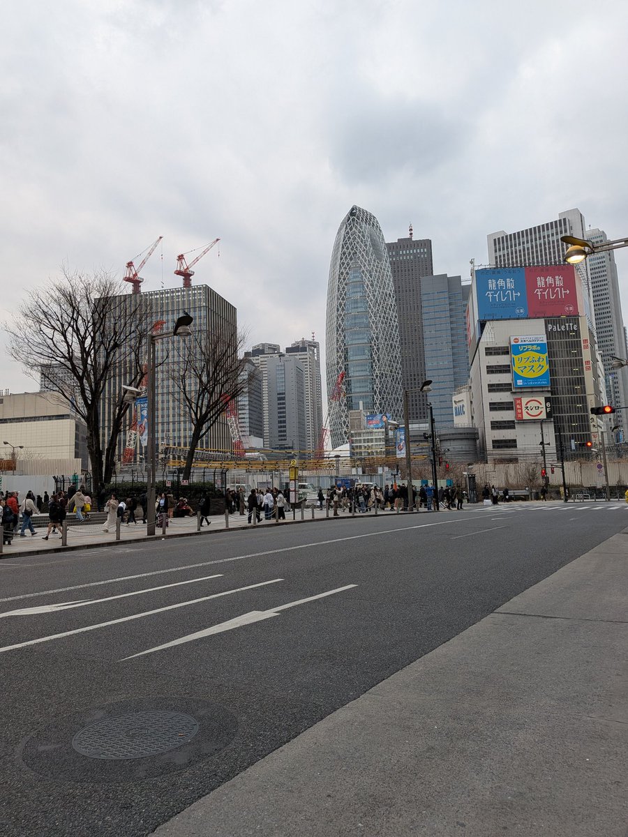 even3211's tweet photo. I'm flying back home this evening. I really don't want to leave. While both Osaka and Tokyo are hectic cities, I think they are incredibly beautiful. Here's some pictures from Akihabara, Shinjuku and hotel room view during the evening.

 I will definitely come back 😎 https://t.co/XhQ5fyDba6