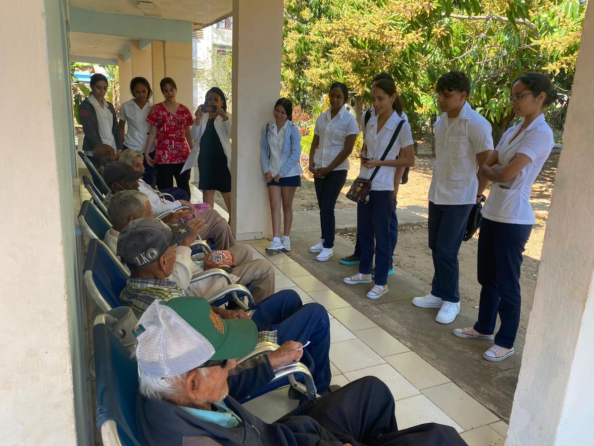 En Los Palacios estudiantes de 1ro de #medicina ponen en práctica lo aprendido en la asignatura Promoción de Salud en la Casa de Abuelos del municipio, dónde nuestros muchachos dan consejos sobre estilos de vida,nutrición y un mejor cuidado de su salud.
#CubaPorLaVida 
#UCMPinar