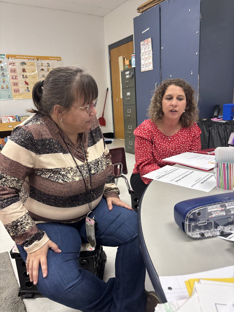 karenwood1's tweet photo. Coaching conversations help move the needle in instruction. @NCDPI_OEL ELS, Callie Luker, is on point in her collaboration with teachers in @HydeCoSchoolsNC to help improve literacy outcomes for students. @JIOThompson #NCReadLeadSucceed https://t.co/I6JwfaRHx2
