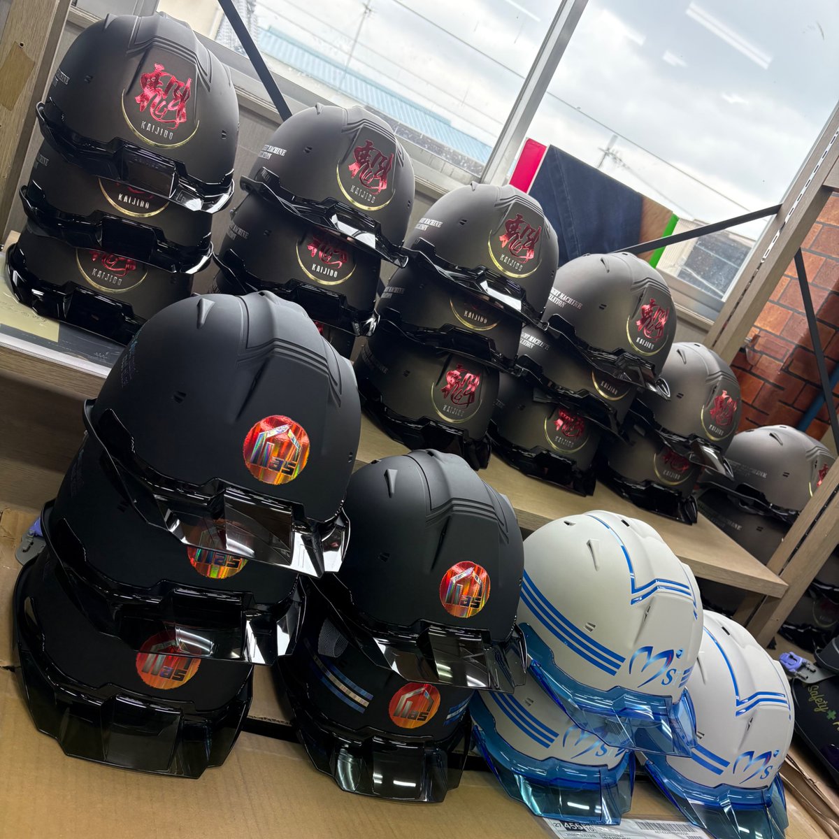 daimatsu_work's tweet photo. おはようございます！作業服のだいまつです
ご注文いただいたカスタムヘルメットがたくさん届いています⛑️✨
どのヘルメットもめちゃくちゃかっこいいです😎
だいまつでは凄技UV印刷でさらに自由度の高いデザインのヘルメットを作成できます！ご注文お待ちしています
#ヘルメット #カスタム #工事 https://t.co/YSIvaOEoBv