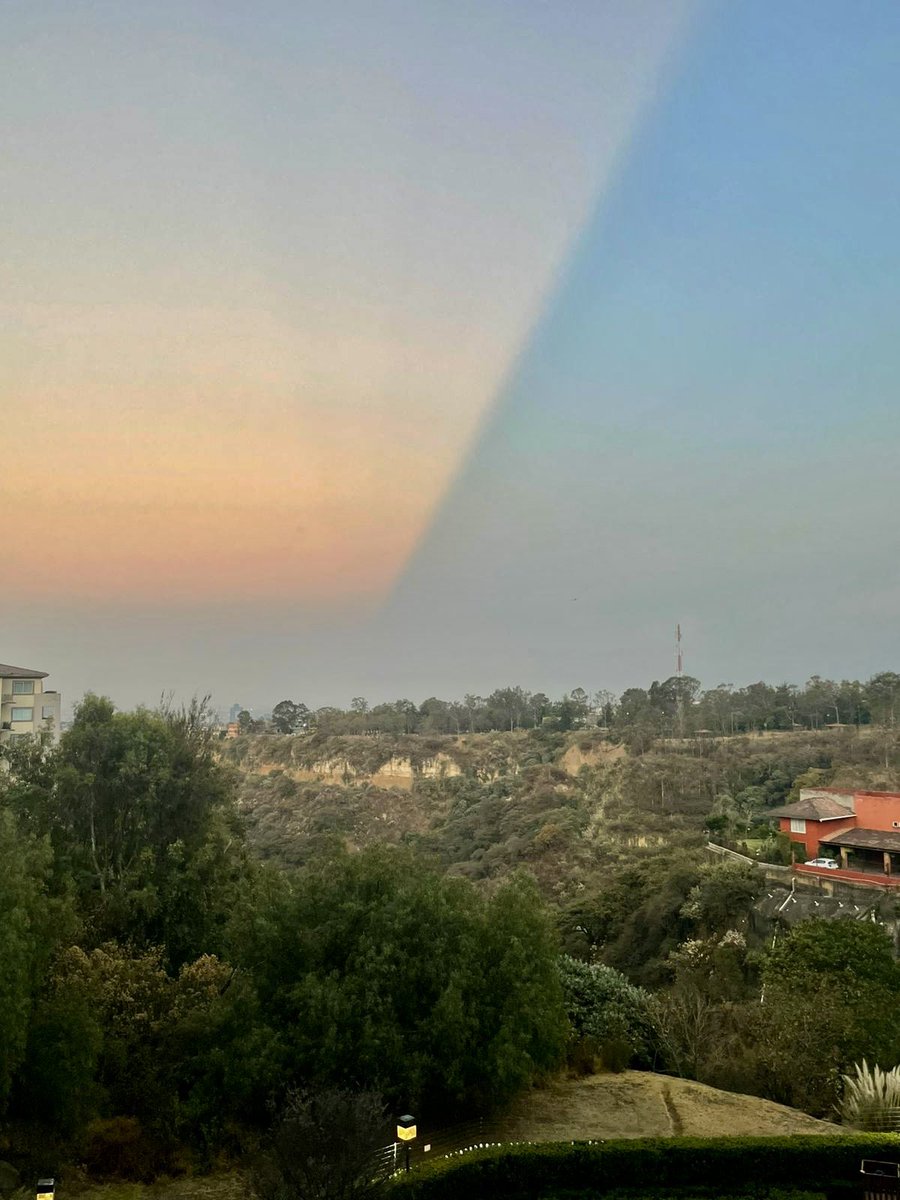 ¡¡Wow!!
¿Vieron el cielo justo al atardecer? 
¡Dividido! Pareció el reflejo de una ventana! 🪟 
Y pensé en Yin y Yang ☯️ 
Miren, estas fotos no están editadas ni tienen filtros…
MENSAJES DIVINOS 🙏🏻☁️