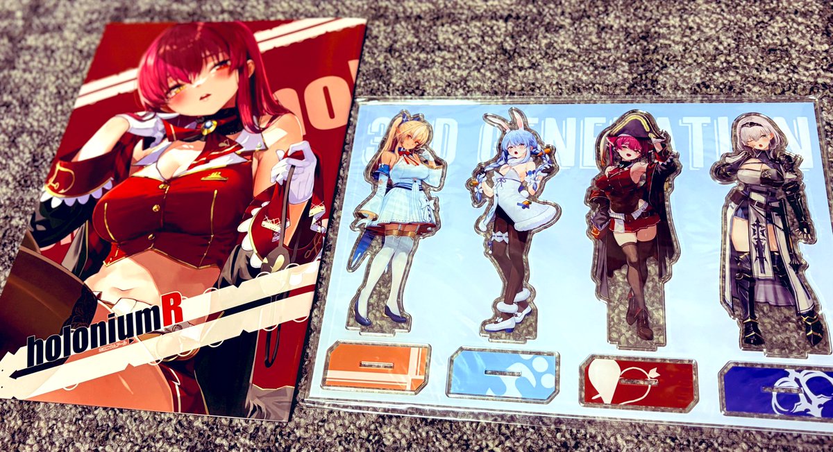 今年も待ちに待った物が届いた😆 等身大タペストリーと新刊セット