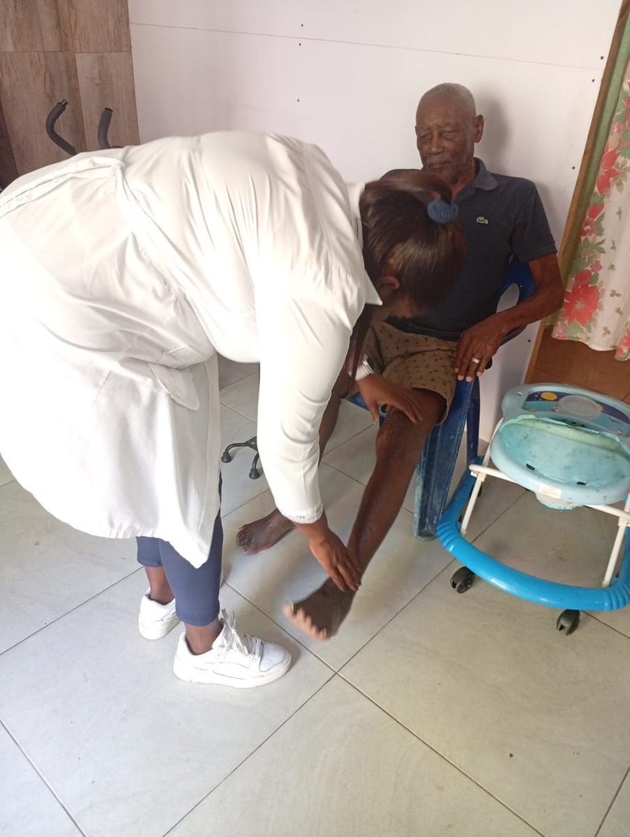 ¡Orgullo del Destacamento "100 años con Fidel" en #LaGuaira! 🌊🩺 La Dra. Daynelis Escobar (Caruao) y el Dr. Pedro Martínez (Naiguatá) llevan salud casa a casa y atienden a los más vulnerables. ¡Amor y compromiso en la costa! 🇨🇺🇻🇪 #CubaEstáFirme #CubaCoopera