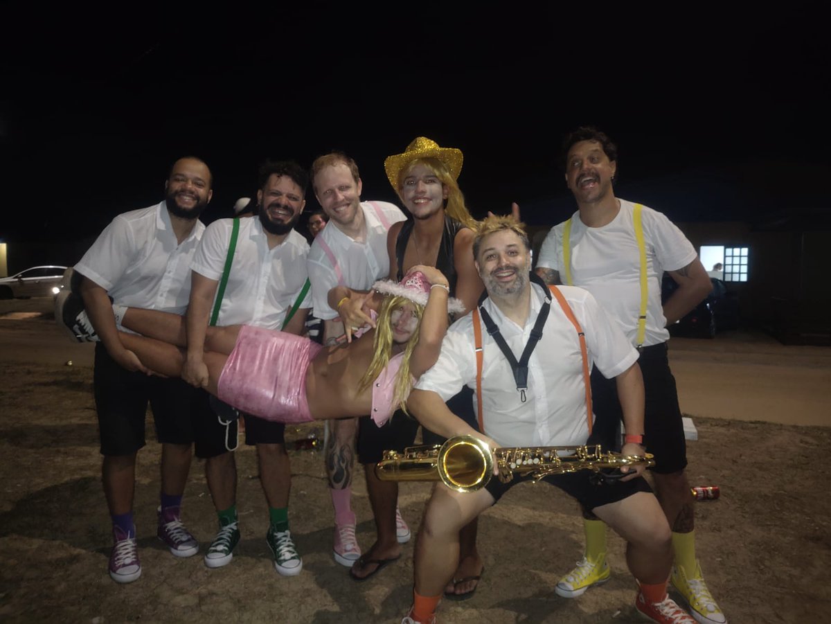 Iskefani's tweet photo. E é com esse povinho que eu tive o melhor Carnaval da minha vida https://t.co/FCioSDrwaG
