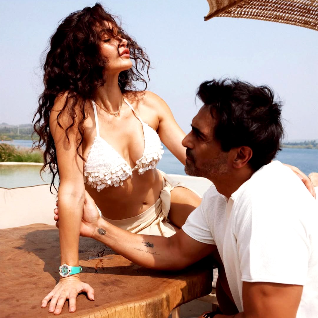 एक्टर अर्जुन रामपाल एक बार फिर चर्चा में हैं. गर्लफ्रेंड गैब्रिएला डेमेट्रिएड्स संग उनकी नई तस्वीरों सोशल मीडिया पर वायरल हो गई हैं। 

दोनों बिना शादी किए दो बच्चों के पैरेंट्स भी बन गए हैं, बॉलीवुड में ये सब आजकल बहुत चल रहा है, न शादी , न जिम्मेदारी लेकिन....see more