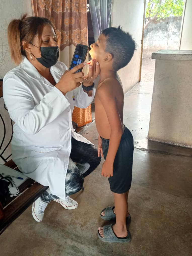 ¡Portuguesa siempre activa! 🩺🌾 Las doctoras Yeleny Pérez y Rachel Gómez del CDI "Padre Esteller" realizan jornada casa a casa en el CPT La Democracia. Profesionalidad y entrega para llevar salud al corazón del llano. 🇨🇺🇻🇪 #CubaPorLaVida #CubaCoopera