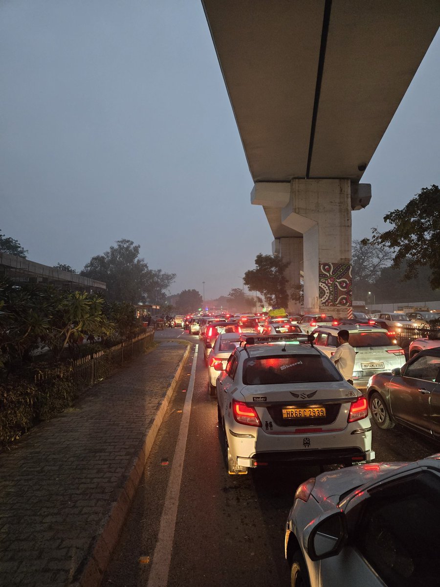 arora_vinil's tweet photo. This VIP culture needs to be stopped ! Why are we tax payers made to suffer because of some beaurocrat wants a fast passage ! People have work commitments and government doesn't care. Let these beautocrats also feel the taste of traffic problems we common people face everyday ! https://t.co/2z2ahpitUQ
