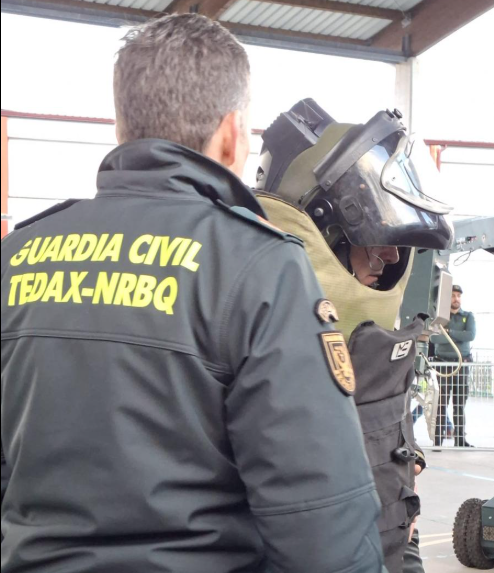 guardiacivil's tweet photo. #EspecialidadesGC | 💣👮♂️ Los #TEDAX reúne todas las capacidades para detectar, neutralizar y desactivar explosivos.
También actúan ante amenazas #NRBQ ☢️🧪 🔹nucleares
🔹radiológicas
🔹biológicas
🔹químicas
Su misión es clara 👉 protegernos y mantenernos seguros 💙🛡️ https://t.co/jqPr6xL1LU