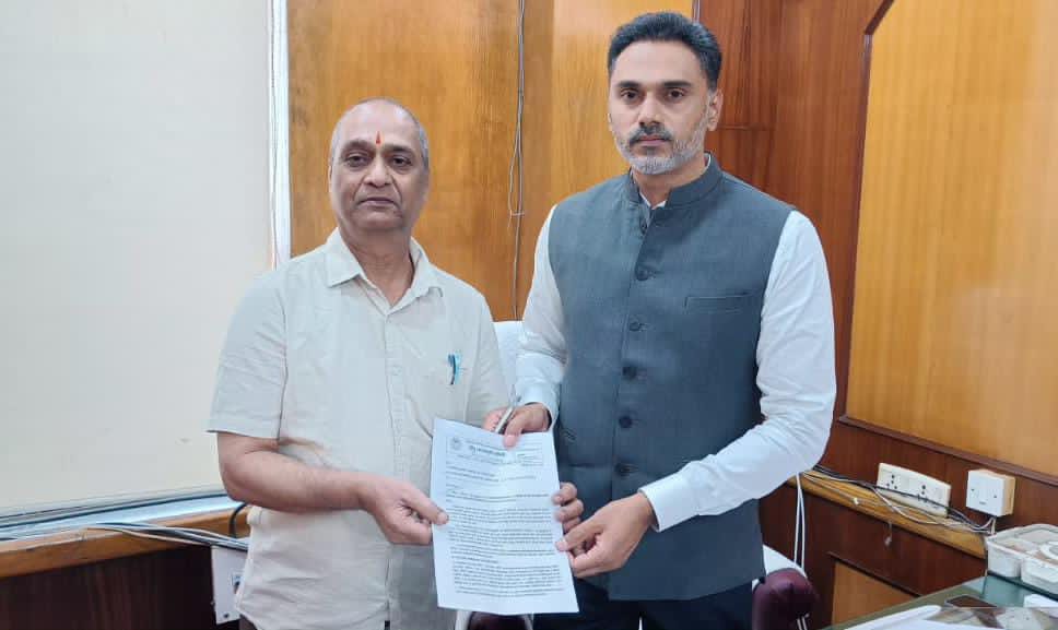 HJSKarnataka's tweet photo. 📜 @HinduJagrutiOrg 
demands ban on Elvish Yadav’s reality show ‘Engaged 2’ on @JioHotstar

📵 Such obscene content degrades women &amp; corrodes Indian culture

HJS submitted memorandum to Maha minister @iYogeshRKadam for immediate action 

#Ban_Engaged2
Respect Women Stop Obscenity https://t.co/R5xqY81Pwi