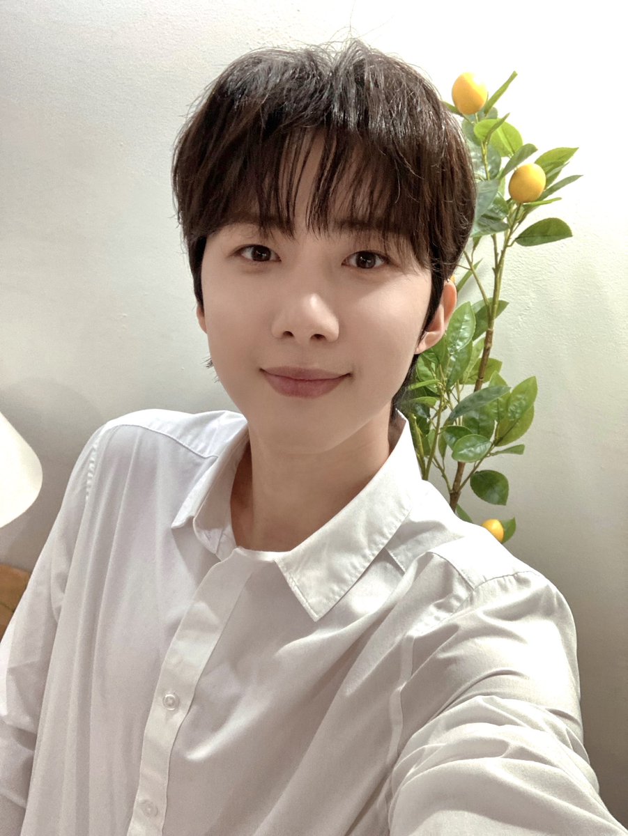 [📸]

26.02.25
<#콥씨레코즈>

대한민국 유행 진짜 훅훅 바뀌는듯
두쫀쿠 유행 끝나가니까 봄동비빔밥 유행함
그럼 다음은 무조건 콥씨와 함께하는 후이겠지

#후이 #HUI