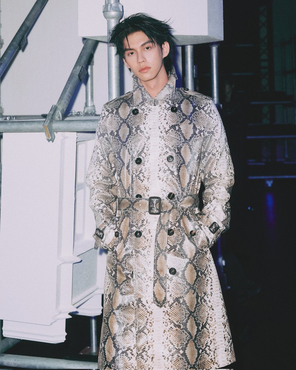 เฉิดฉายความหล่อ! “ไบร์ท วชิรวิชญ์” นั่งฟรอนต์โรว์ชม “Burberry Winter 2026 Show” ที่ London Fashion Week

📌facebook.com/share/p/1AsGeo…

#Burberry
#BurberryxBRIGHT
#BurberryAW26xBRIGHT
#bbrightvc
#Cloud9Ent